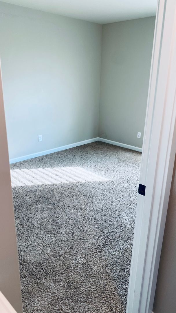 Building Photo - 5 Bedrooms and an Office Space!