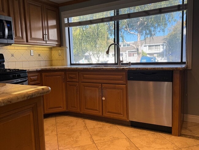 Building Photo - Newport Crest 2 Bedroom Townhouse / Newport Beach