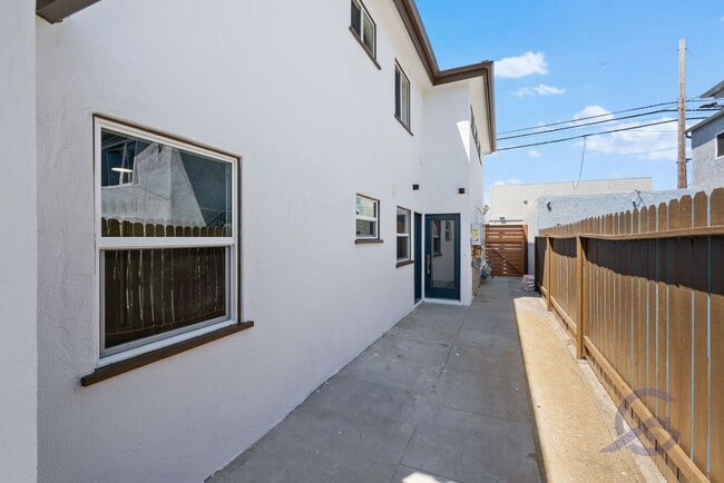 Building Photo - Completely Renovated Ocean Beach 1 Bed/1 Ba