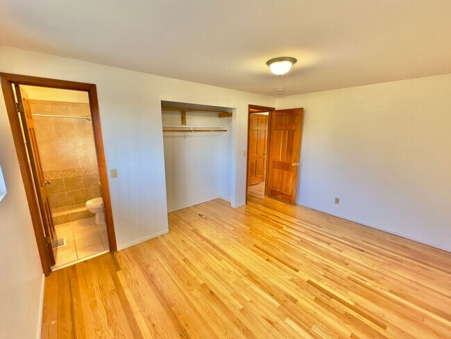 Building Photo - 2,510 Sq Ft | 5 Bedroom · 3 Bathroom – W/D...
