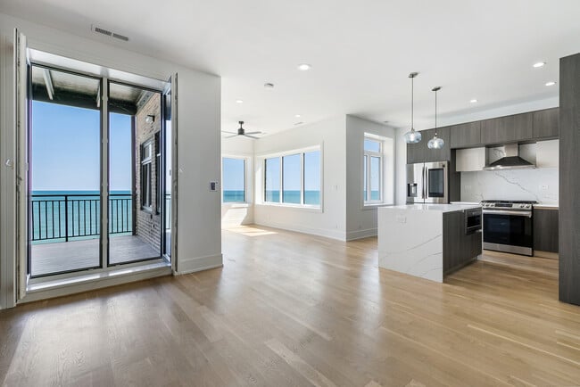 Building Photo - 7729 N Eastlake Terrace