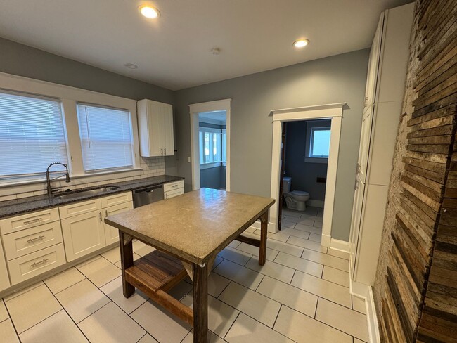 Building Photo - 1020-1022 S Randolph