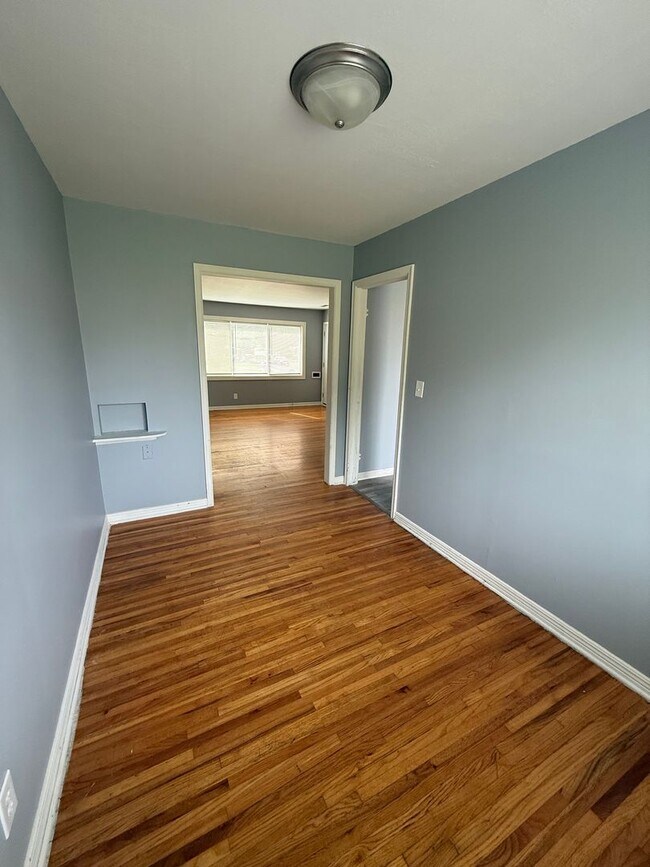 Building Photo - 638 S Woodlawn Blvd