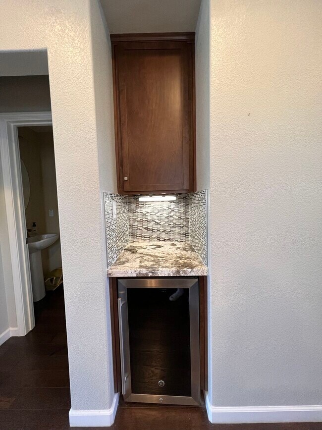 Building Photo - 215 Burbank St