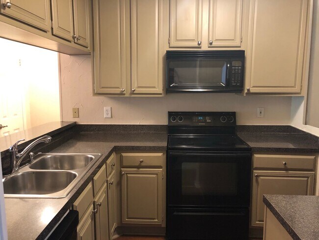 Building Photo - UT PRE-LEASE: 2 BR / 2 BA - Top Floor Unit...