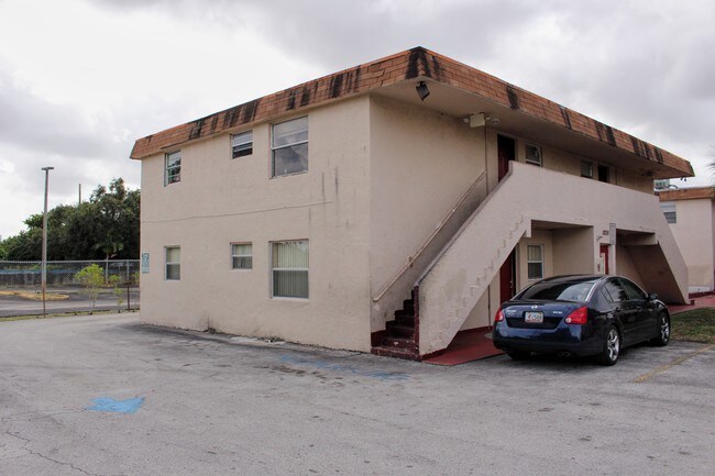 Building Photo - Oasis Apartments