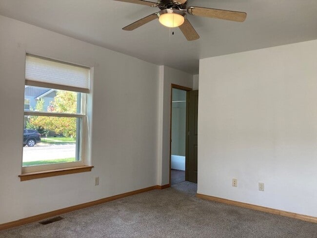 Building Photo - Dog friendly 3 Bedroom Condo!