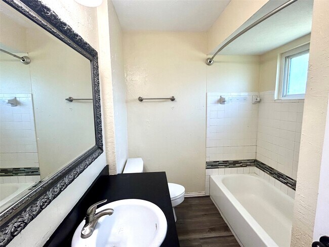 Building Photo - 1602 Dixie Hollow St