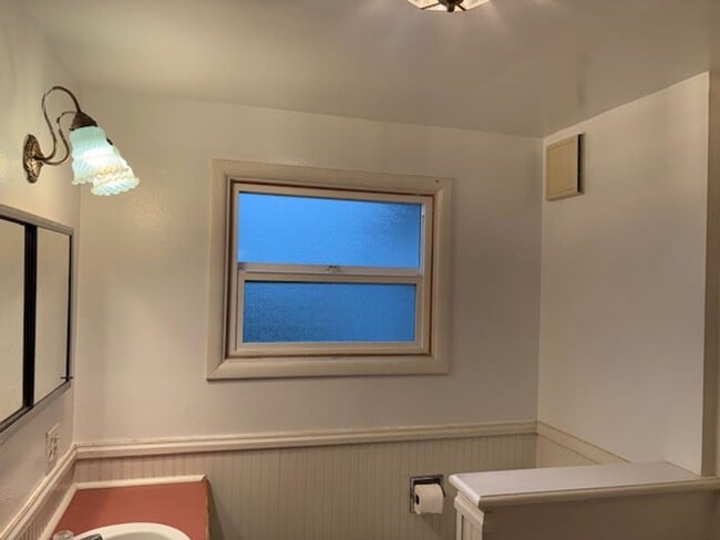 Building Photo - Charming home with large bedrooms