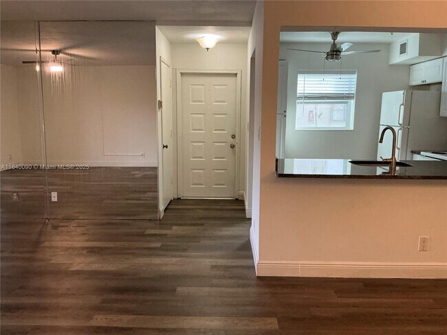 Building Photo - 407 Gardens Dr