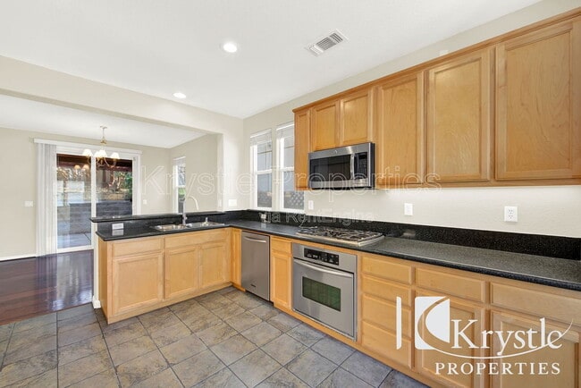 Building Photo - 8388 Bennington Ct