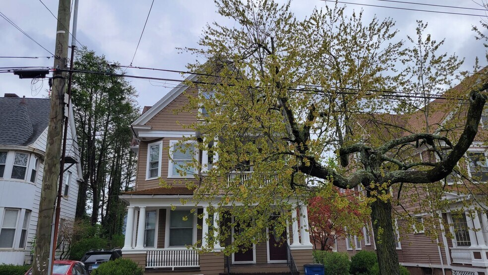 Building Photo - 64 Stanley St