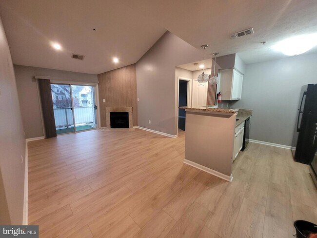 Building Photo - 8921 Town Center Cir