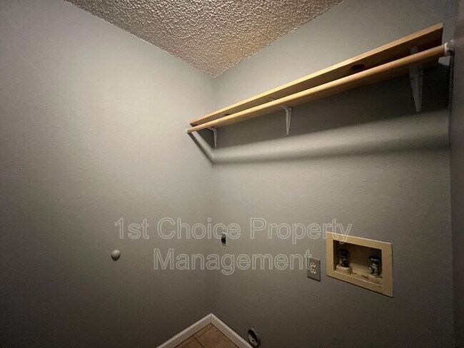 Building Photo - 7904 Fox Chase Dr