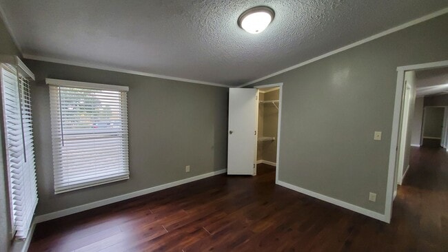 Building Photo - Spacious, Newly Renovated 3 Bed, 2 Bath Home