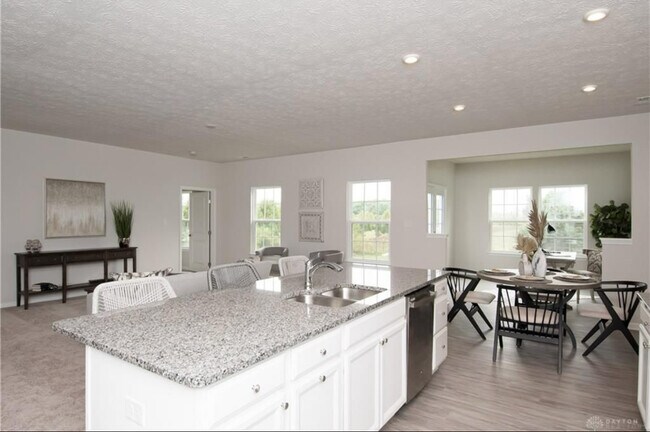 Building Photo - 2125 Schmidt Dr W
