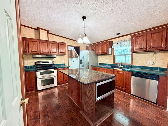 Building Photo - Secluded 3-Bedroom with Wrap-Around Porch -- Jonesborough