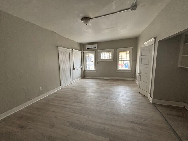 Building Photo - 14 E 6th Ave