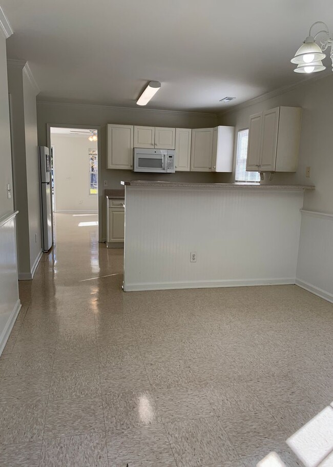 Building Photo - 1/2 OFF FIRST MONTHS RENT! 3 Bedroom 2 Bat...