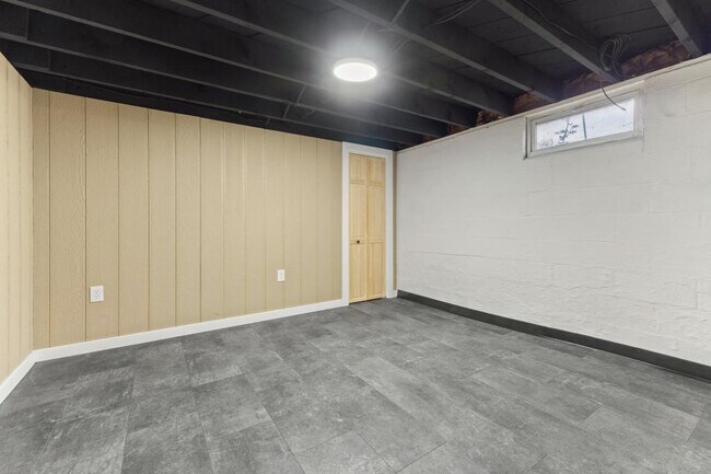 Building Photo - 2611 W 23rd St