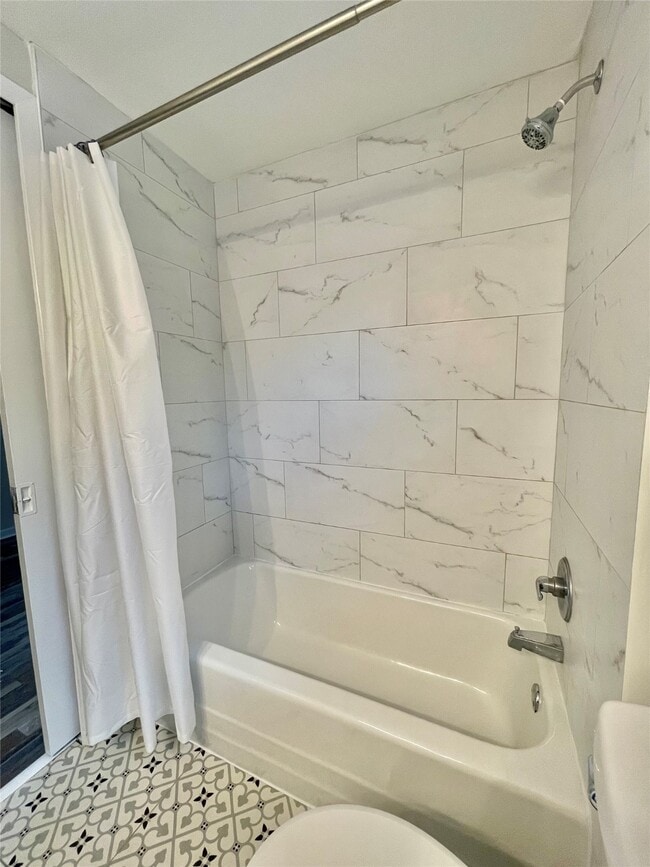 Building Photo - 1112 Southampton Dr