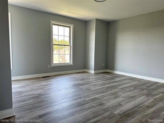 Building Photo - 1627 E Lakeview Ln
