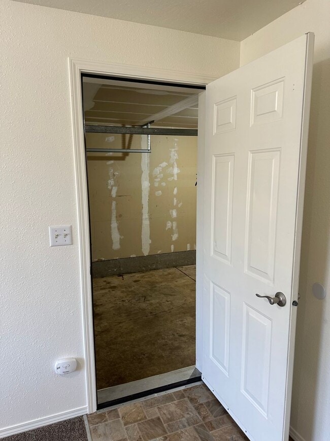 Building Photo - Updated 2 bedroom 2 bath triplex in Spring...