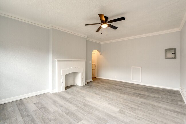 Building Photo - 2-Bedrooms