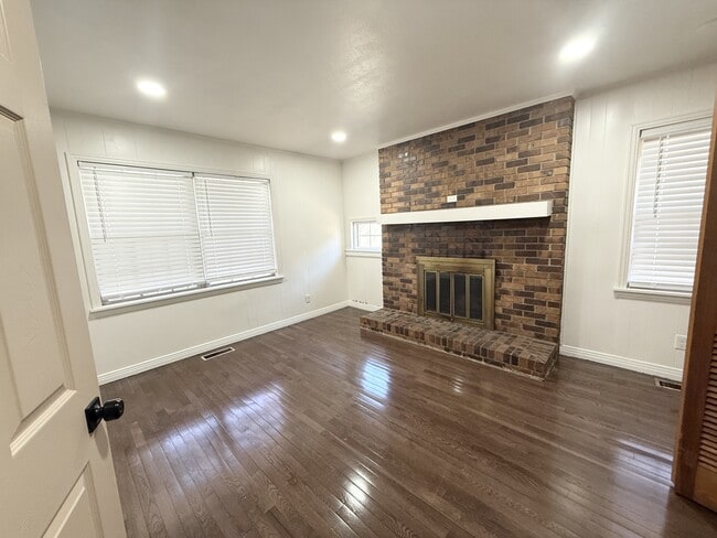 Building Photo - 1100 W Grand Ave