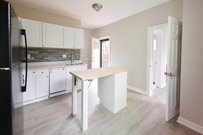 Double basin sink with pull down faucet - 2354 Victor St