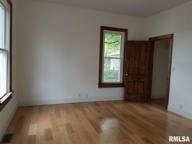 Building Photo - 118 Dodge St