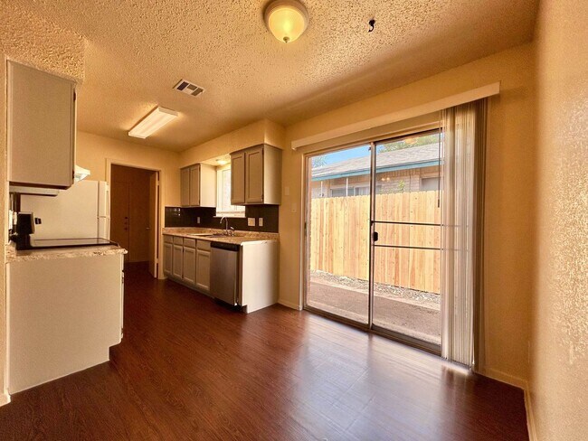 Building Photo - 8802 Pineridge Dr