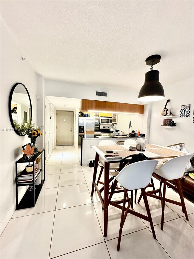 Building Photo - 1750 N Bayshore Dr