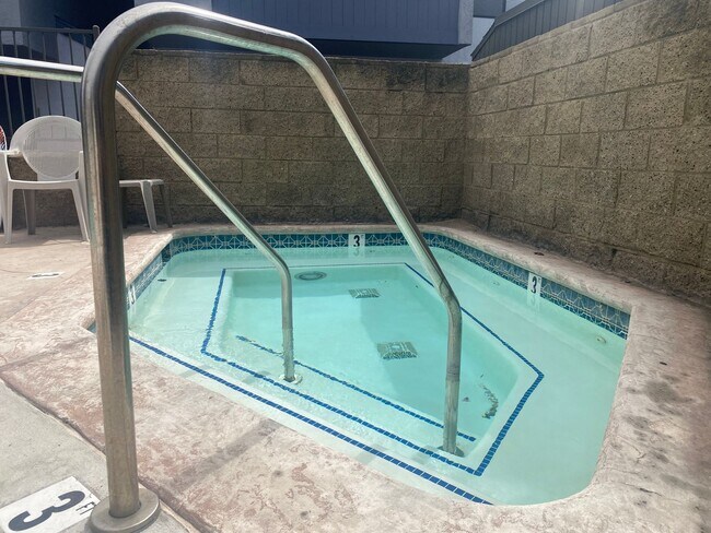 Building Photo - Move-In Special! Large 2BR Condo with GARAGE