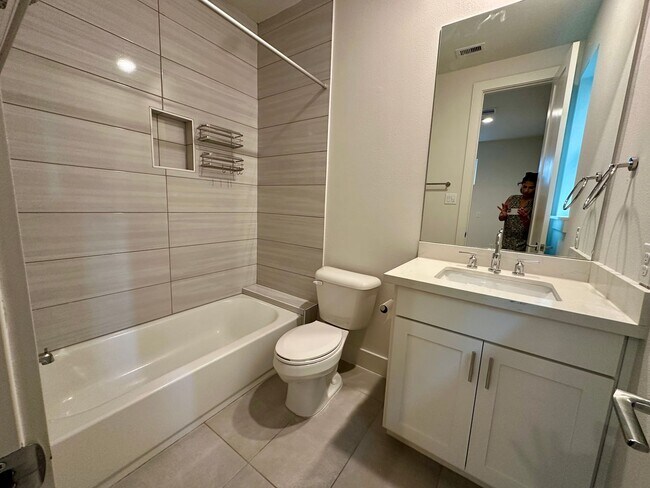 Building Photo - For Lease | 3 Bed, 2 Bath | 2,139 Sq Ft | Greater Heights |