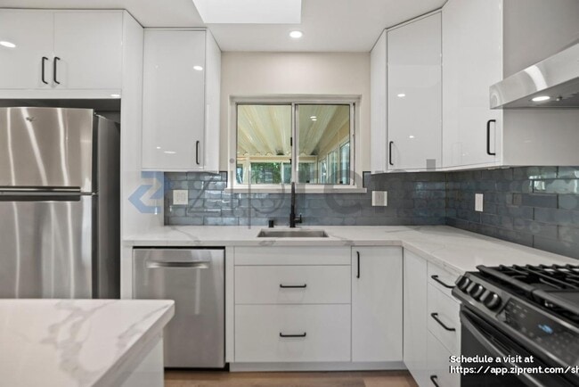 Building Photo - 1396 Saratoga Dr