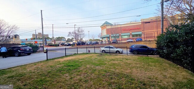 Building Photo - 21 Delmont Dr NE