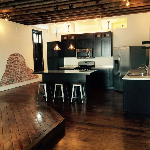 Building Photo - 106 N Main St