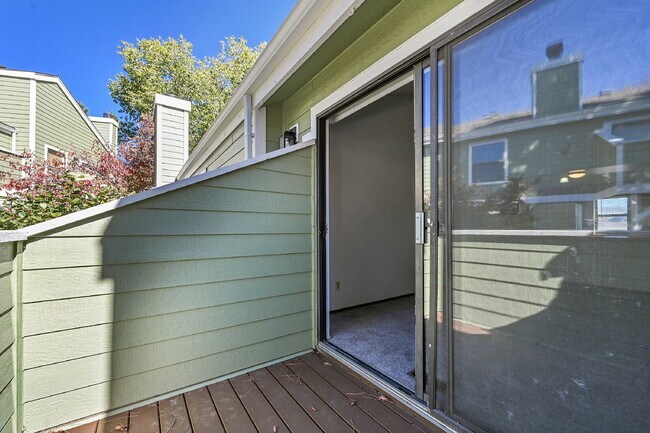 Building Photo - $2,085.00 - $500 OFF First Months' Rent - 3 Bedrooms, 2 Bathrooms Townhouse in Aurora with Washer...