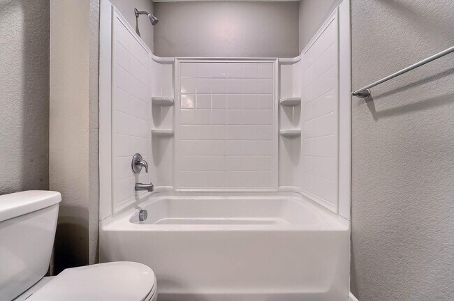 Building Photo - Gorgeous 4 bed, 3 bath, loft and an office!