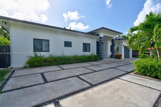 Building Photo - 2521 SW 105th Ave