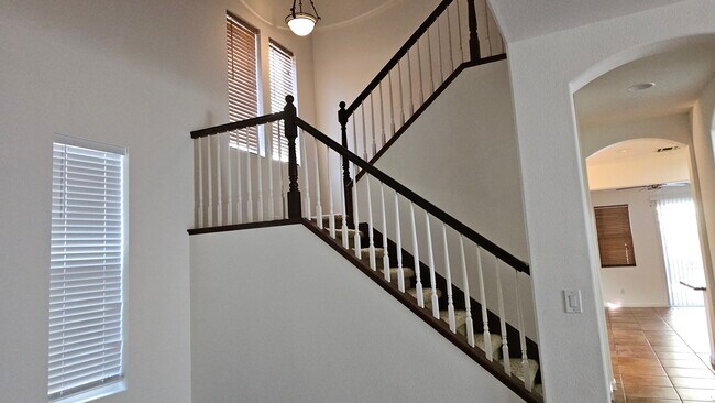 Building Photo - 5012 Crest Dr