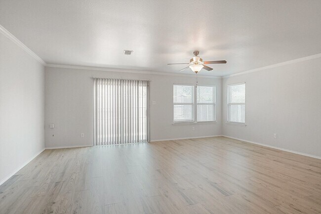 Building Photo - Beautiful Spacious Home