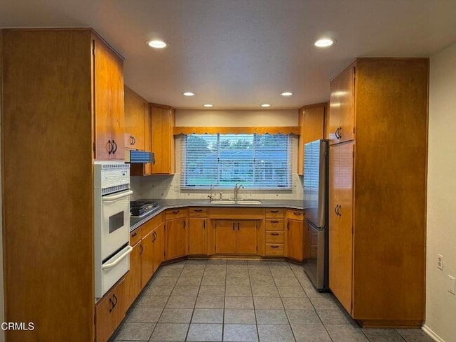 Building Photo - 5651 N Bryn Mawr St