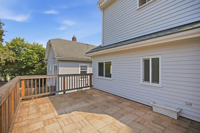 Building Photo - Steps from Green Lake ,6 bed 3 bath home with 2 kitchens and 2 laundry rooms.