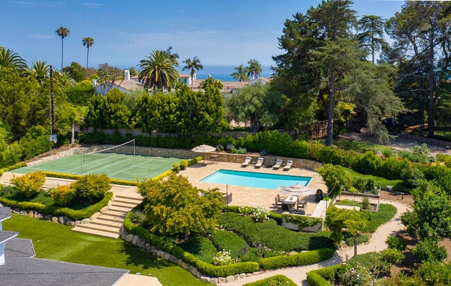 Building Photo - 743 Woodland Dr