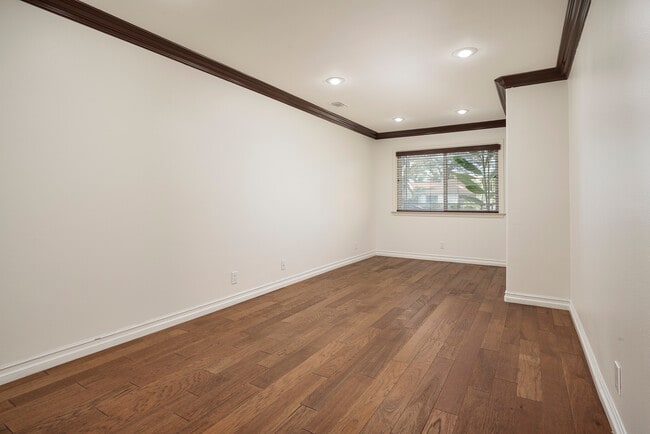 Building Photo - 8562 Sandy Hook Dr