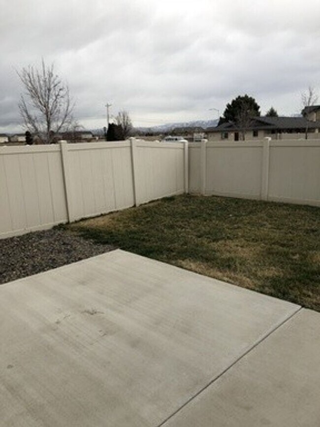 Building Photo - Walking distance to Settlers Park