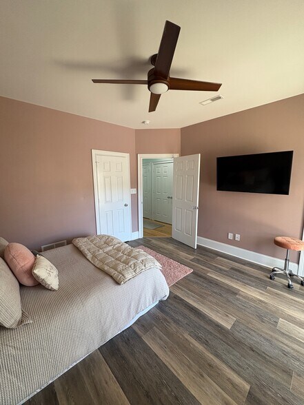 Bedroom 2 Floor 1 - 18879 Bethpage Dr