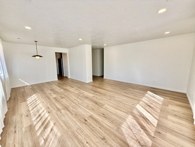 Building Photo - 2834 Bloomington Dr E